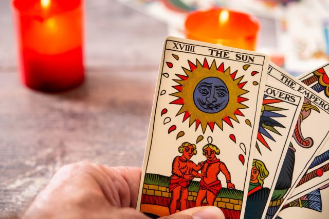 Nettoyer ses cartes de tarots divinatoires : les astuces efficaces