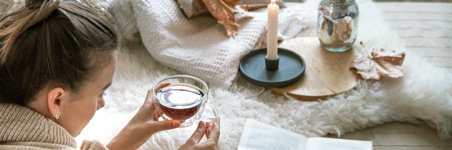 Femme chez elle dans un espace cosy